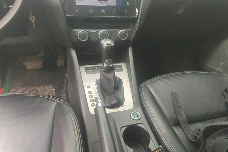 Used Skoda Octavia 2019 1.5L Automatic Smart Drive Luxury Edition China VI Standard Gear Lever