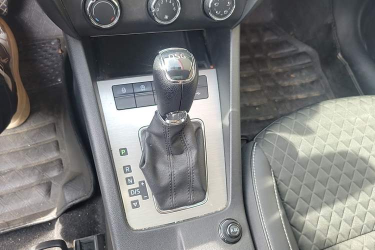 Used Skoda Octavia 2019 TSI280 DSG SmartDrive Luxury Edition China VI Gear Lever