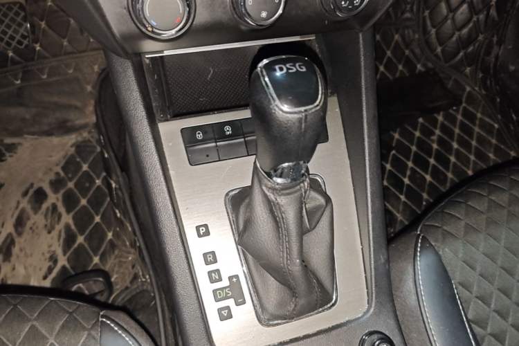 Used Skoda Octavia 2019 TSI230 DSG SmartDrive Luxury Edition China VI Gear Lever