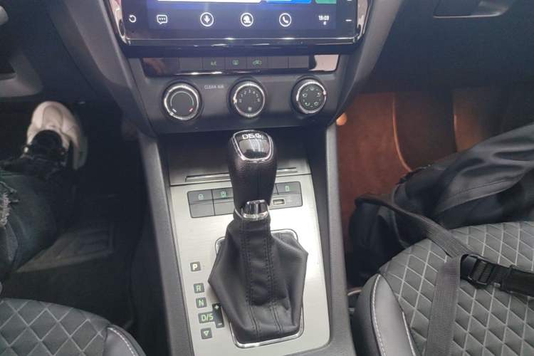 Used Skoda Octavia 2019 TSI280 DSG SmartDrive Luxury Edition China VI Gear Lever