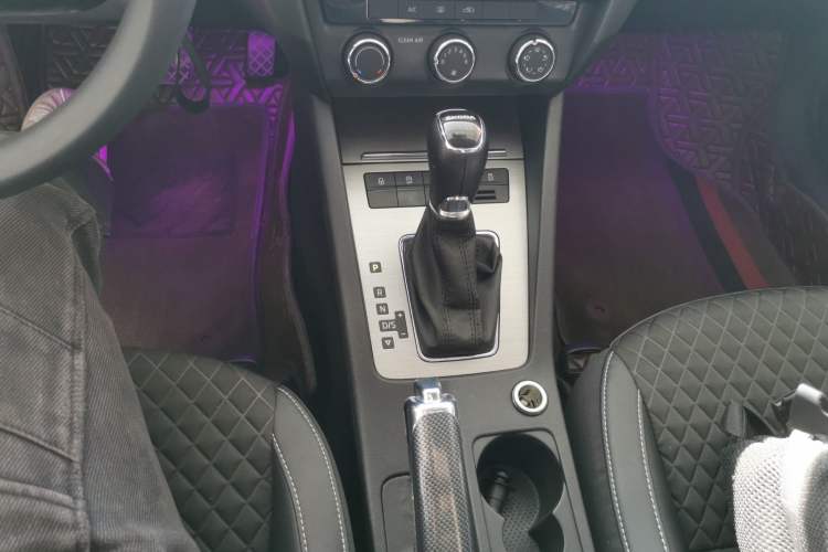 Used Skoda Octavia 2019 1.5L Automatic Luxury Edition Gear Lever