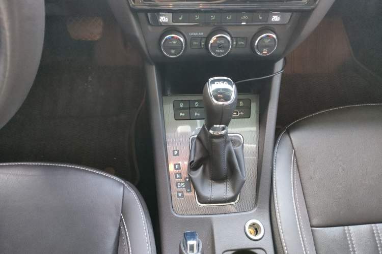 Used Skoda Octavia 2019 TSI280 DSG Flagship Wagon China VI Standard Gear Lever