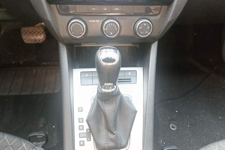 Used Skoda Octavia 2019 TSI230 DSG Luxury Edition Gear Lever