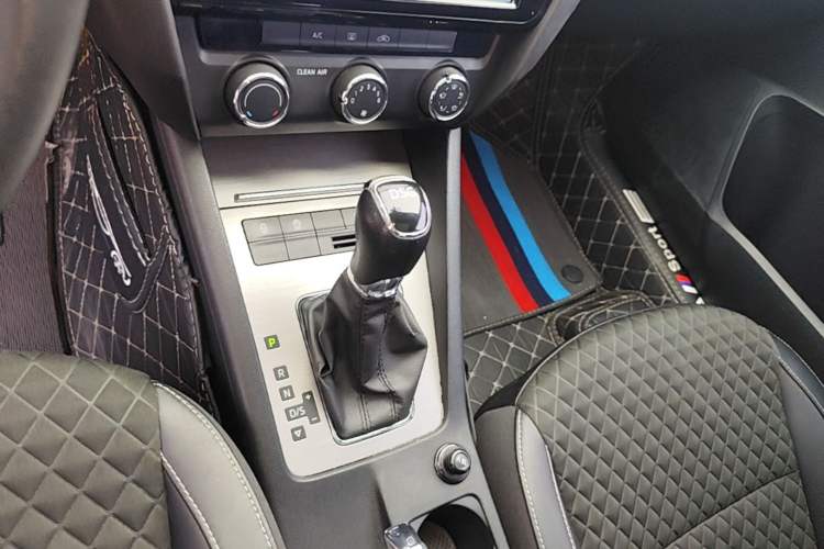 Used Skoda Octavia 2019 TSI230 DSG Luxury Edition Gear Lever