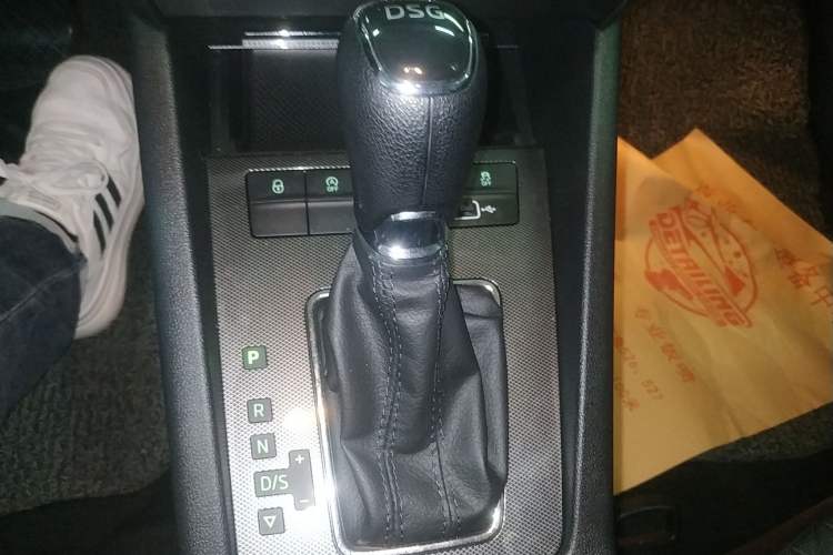 Used Skoda Octavia 2019 TSI280 DSG Luxury Edition Station Wagon China VI Standard Gear Lever