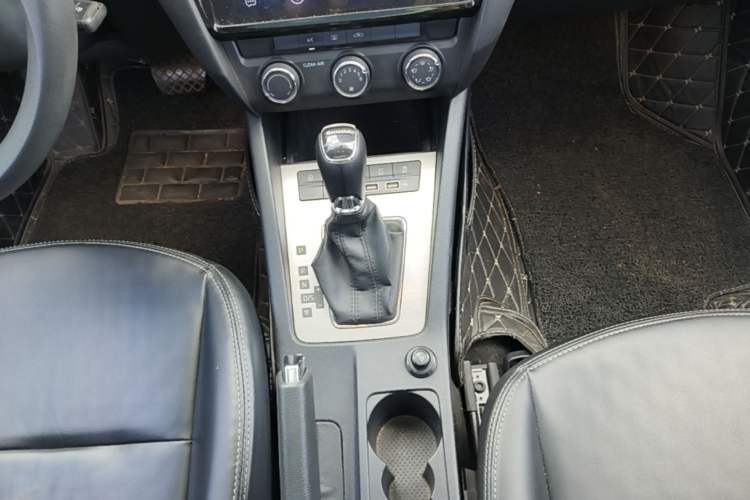 Used Skoda Octavia 2019 1.5L Automatic Smart Drive Luxury Edition China V Standard Gear Lever