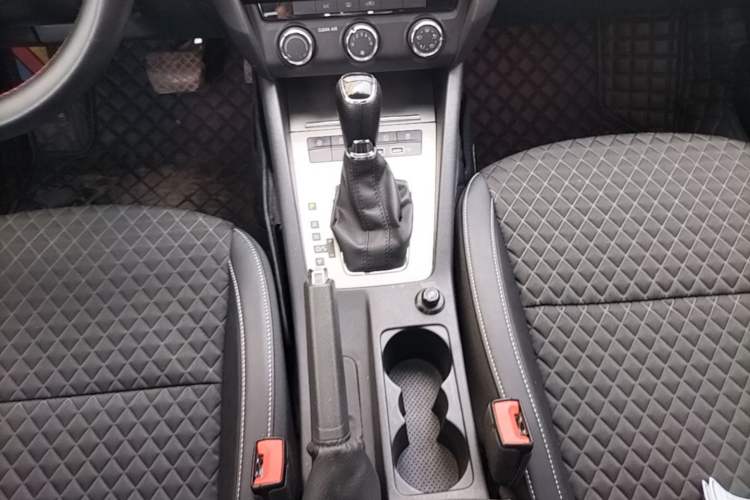 Used Skoda Octavia 2019 1.5L Automatic Smart Drive Luxury Edition China VI Standard Gear Lever