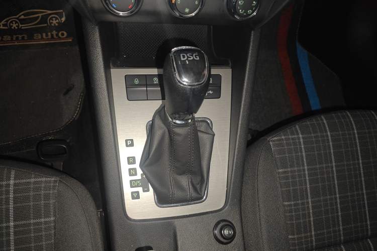 Used Skoda Octavia 2019 TSI230 DSG Smart & Comfort Edition China VI Standard Gear Lever