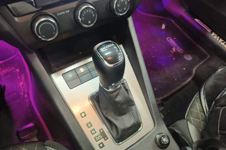 Used Skoda Octavia 2019 1.5L Automatic Smart Drive Luxury Edition China V Standard Gear Lever