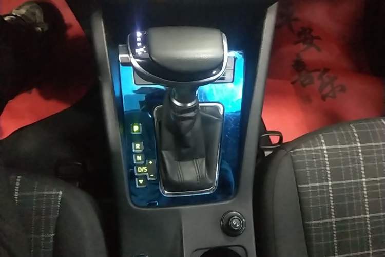 Used Skoda Octavia 2019 1.5L Automatic Comfort Edition Gear Lever