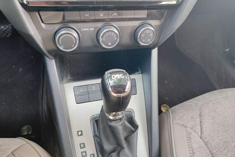 Used Skoda Octavia 2019 TSI230 DSG Smart & Comfort Edition China VI Standard Gear Lever