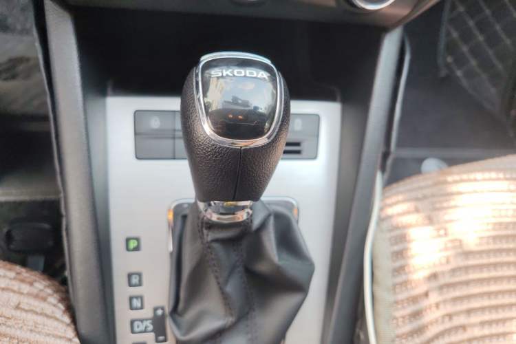 Used Skoda Octavia 2019 1.5L Automatic Comfort Edition Gear Lever