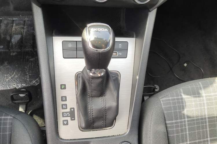 Used Skoda Octavia 2019 1.5L Automatic SmartDrive Comfort Edition China VI Standard Gear Lever
