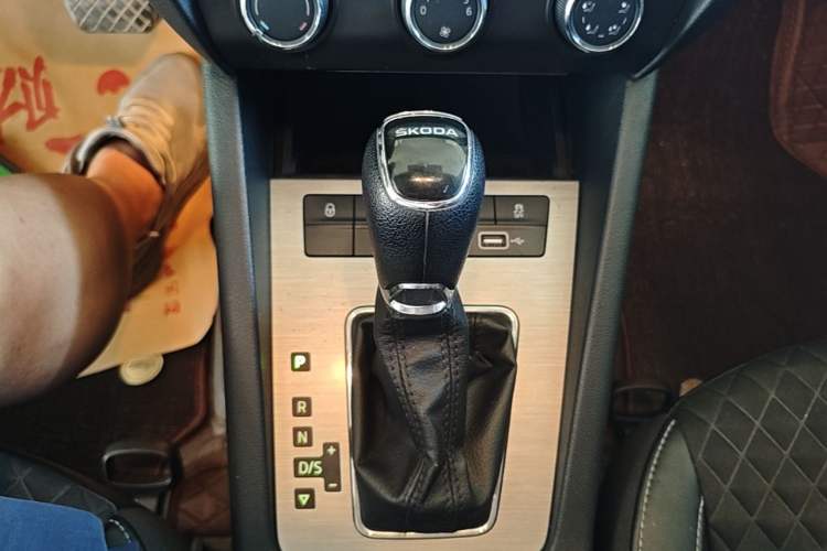 Used Skoda Octavia 2019 1.5L Automatic Smart Drive Luxury Edition China VI Standard Gear Lever