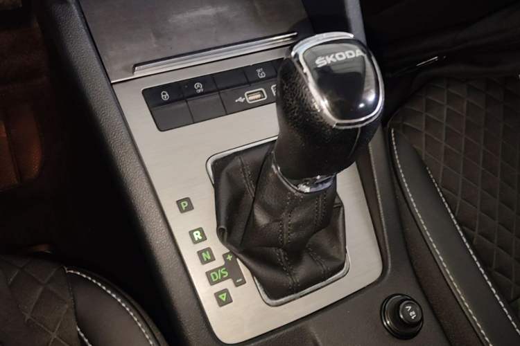 Used Skoda Octavia 2019 1.5L Automatic Smart Drive Luxury Edition China VI Standard Gear Lever
