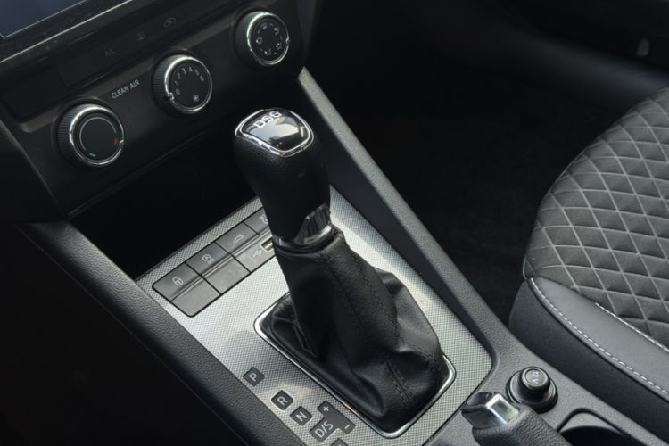 Used Skoda Octavia 2019 TSI280 DSG Luxury Edition Station Wagon China VI Standard Gear Lever