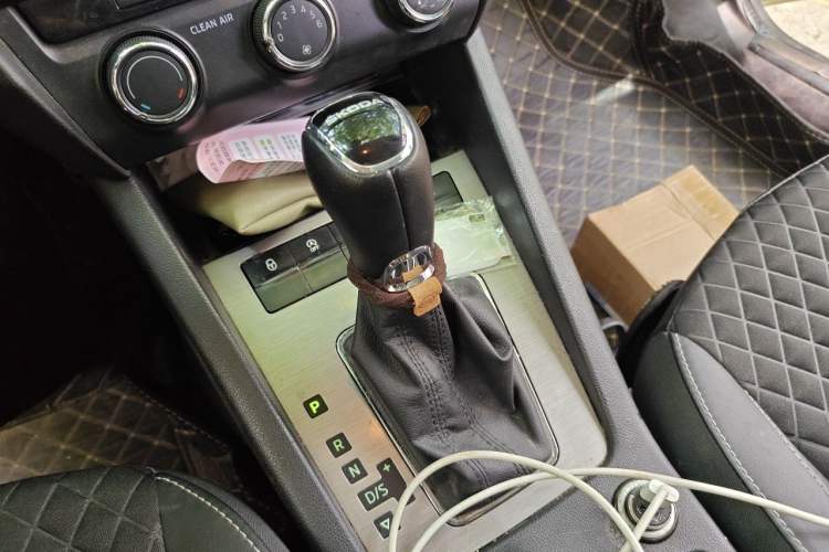 Used Skoda Octavia 2019 1.5L Automatic Luxury Edition Gear Lever