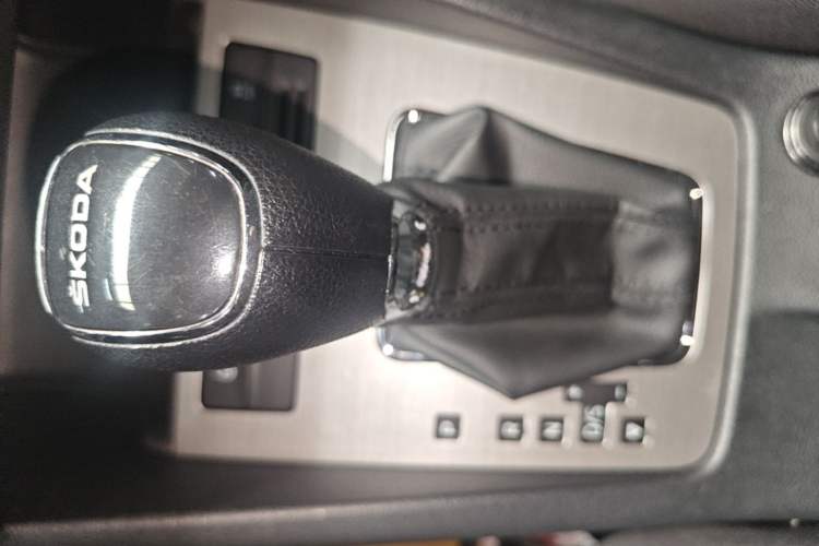 Used Skoda Octavia 2019 1.5L Automatic Comfort Edition Gear Lever