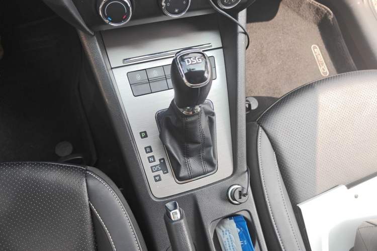 Used Skoda Octavia 2019 TSI280 DSG SmartDrive Luxury Edition China VI Gear Lever