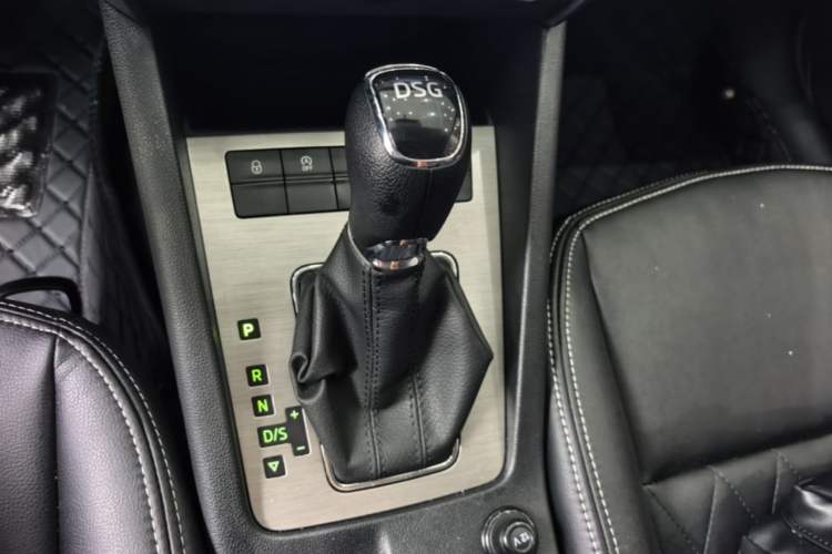 Used Skoda Octavia 2019 TSI230 DSG Smart & Comfort Edition China VI Standard Gear Lever