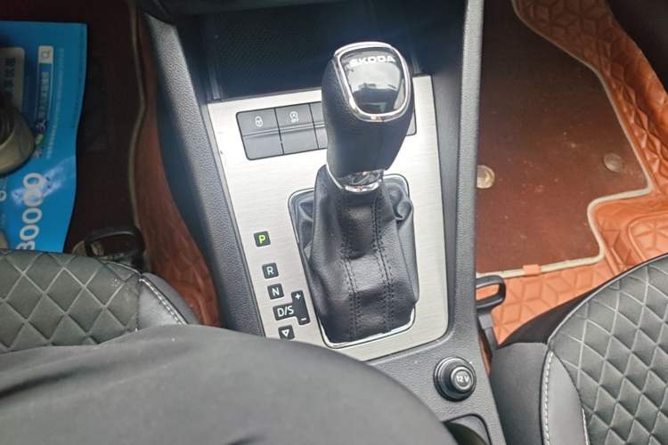 Used Skoda Octavia 2019 1.5L Automatic Smart Drive Luxury Edition China VI Standard Gear Lever
