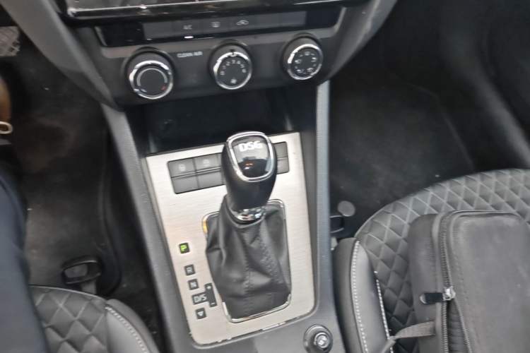 Used Skoda Octavia 2019 TSI280 DSG SmartDrive Luxury Edition China VI Gear Lever