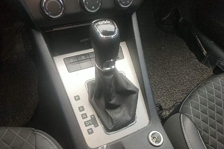 Used Skoda Octavia 2019 TSI230 DSG Luxury Edition Gear Lever
