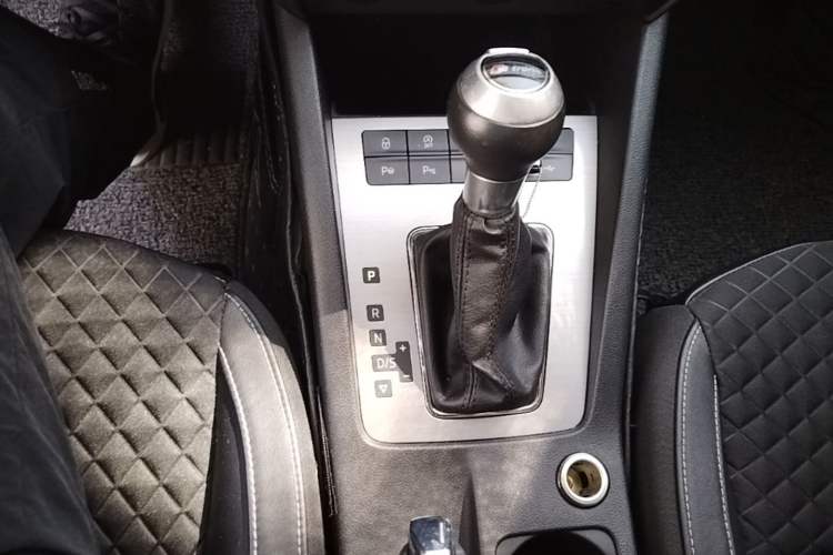 Used Skoda Octavia 2019 1.5L Automatic SmartDrive Comfort Edition China VI Standard Gear Lever