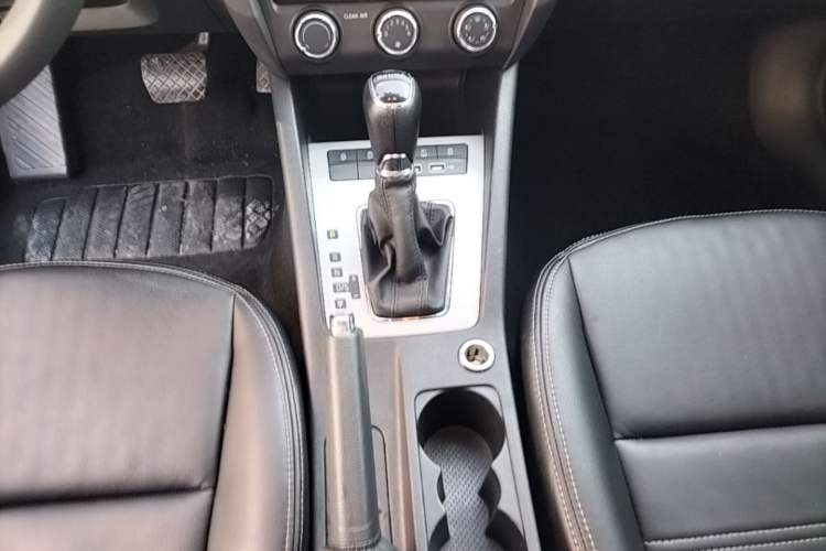 Used Skoda Octavia 2019 1.5L Automatic SmartDrive Comfort Edition China VI Standard Gear Lever