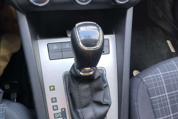 Used Skoda Octavia 2019 1.5L Automatic Comfort Edition Gear Lever
