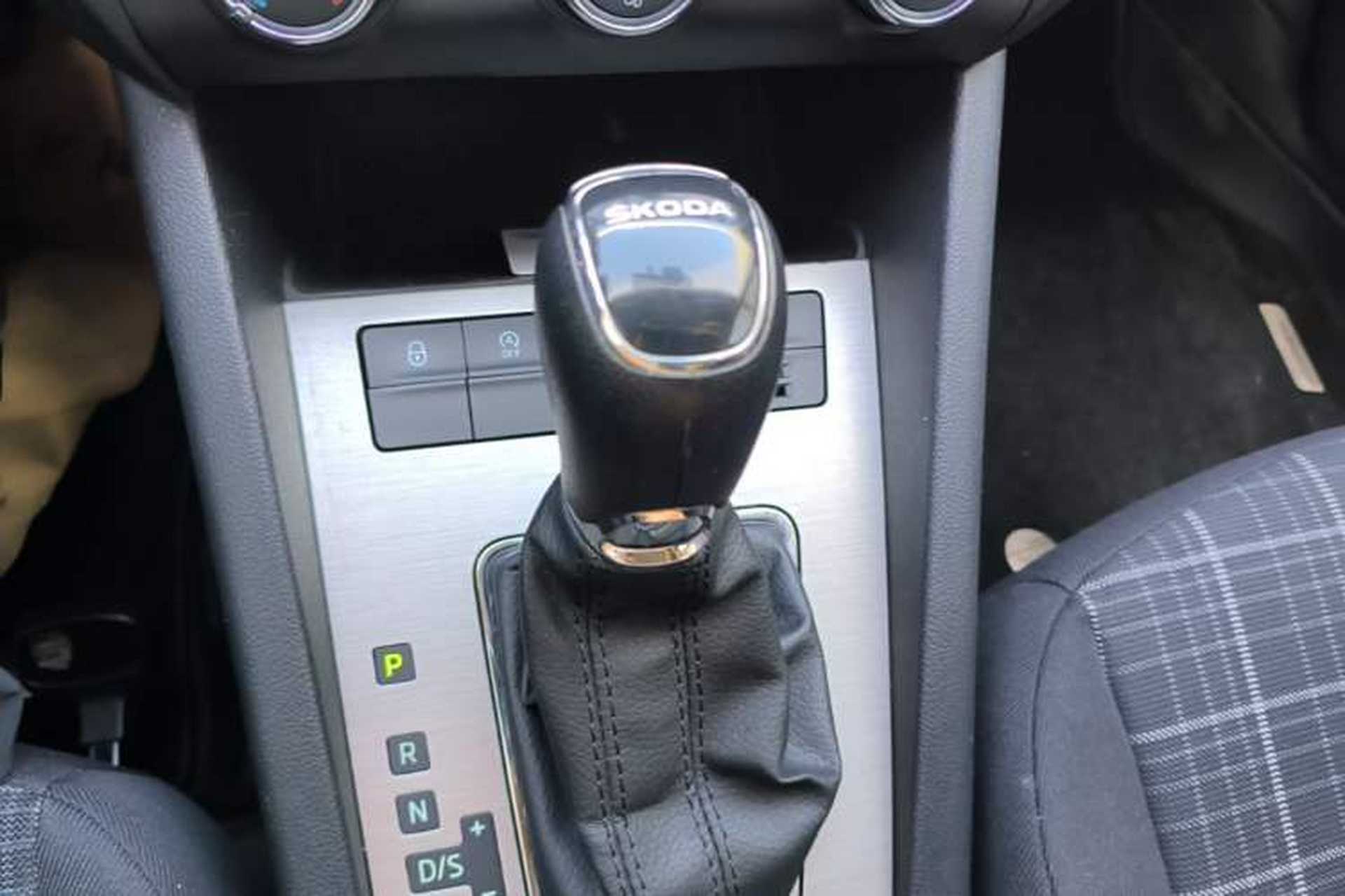 Used Skoda Octavia 2019 1.5L Automatic Comfort Edition Gear Lever