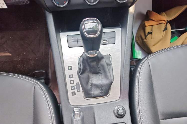Used Skoda Octavia 2019 1.5L Automatic SmartDrive Comfort Edition China VI Standard Gear Lever