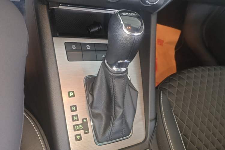 Used Skoda Octavia 2019 1.5L Automatic Smart Drive Luxury Edition China V Standard Gear Lever
