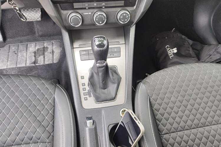 Used Skoda Octavia 2019 TSI230 DSG SmartDrive Luxury Edition China VI Gear Lever