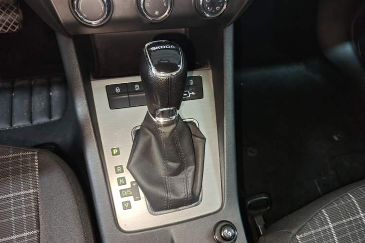 Used Skoda Octavia 2019 1.5L Automatic SmartDrive Comfort Edition China VI Standard Gear Lever