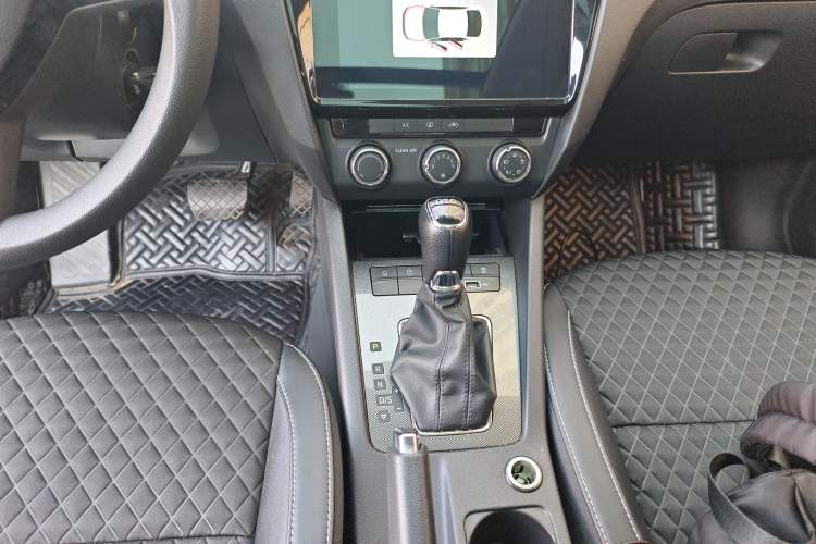 Used Skoda Octavia 2019 TSI280 DSG Luxury Edition Station Wagon China VI Standard Gear Lever