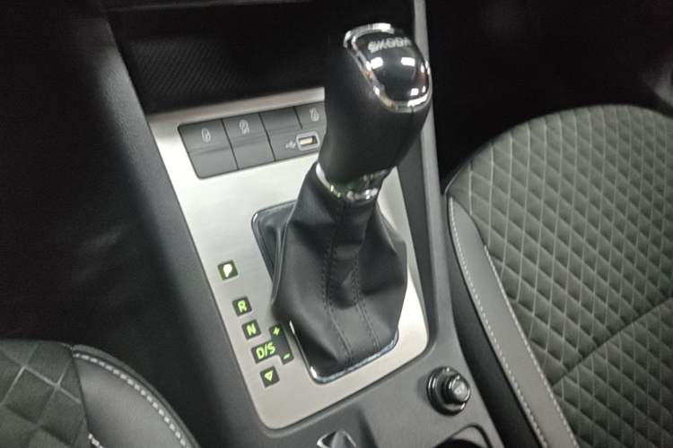 Used Skoda Octavia 2019 1.5L Automatic Smart Drive Luxury Edition China VI Standard Gear Lever