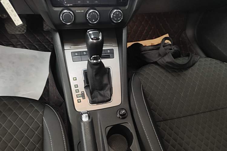 Used Skoda Octavia 2019 1.5L Automatic Luxury Edition Gear Lever