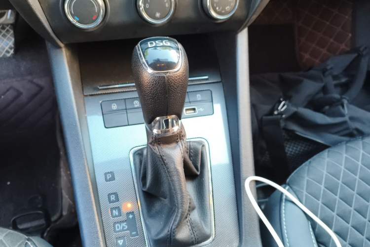 Used Skoda Octavia 2019 TSI280 DSG Luxury Edition Station Wagon China VI Standard Gear Lever