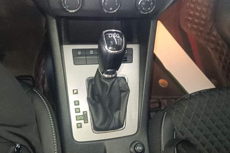 Used Skoda Octavia 2019 TSI230 DSG SmartDrive Luxury Edition China VI Gear Lever