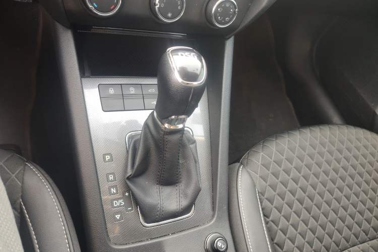 Used Skoda Octavia 2019 TSI280 DSG Luxury Edition Station Wagon China VI Standard Gear Lever