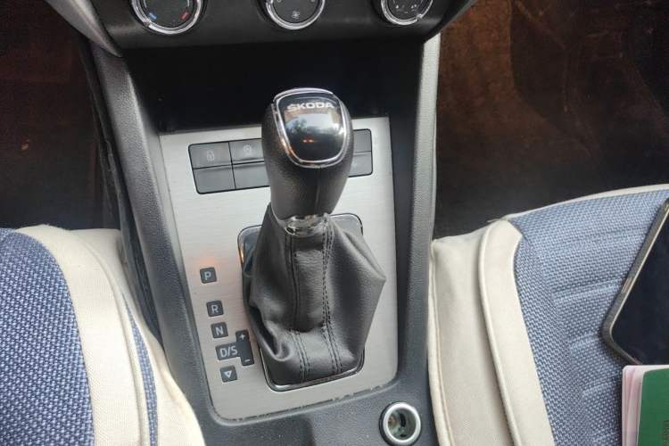 Used Skoda Octavia 2019 1.5L Automatic Smart Drive Luxury Edition China VI Standard Gear Lever
