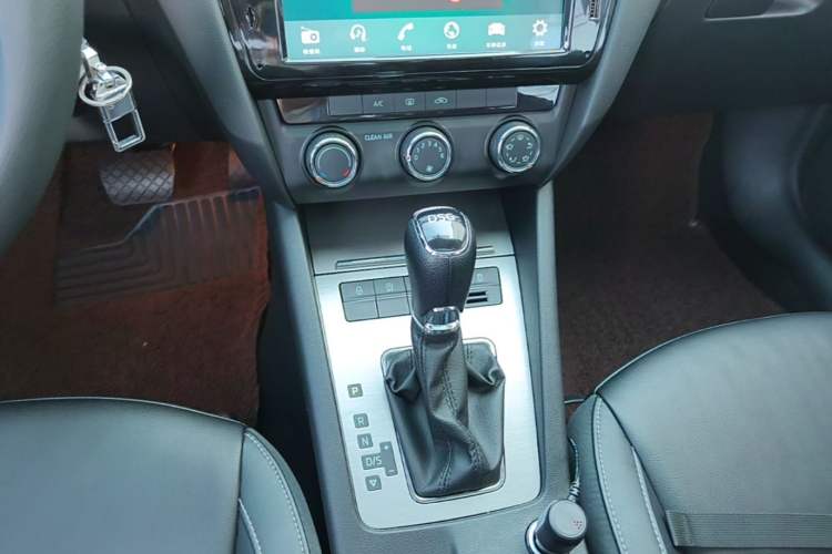 Used Skoda Octavia 2019 TSI230 DSG Luxury Edition Gear Lever