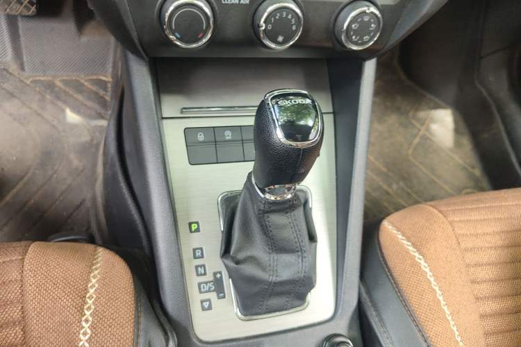 Used Skoda Octavia 2019 1.5L Automatic Smart Drive Luxury Edition China VI Standard Gear Lever