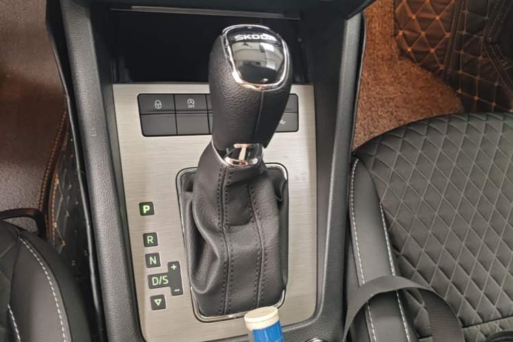 Used Skoda Octavia 2019 1.5L Automatic Smart Drive Luxury Edition China VI Standard Gear Lever