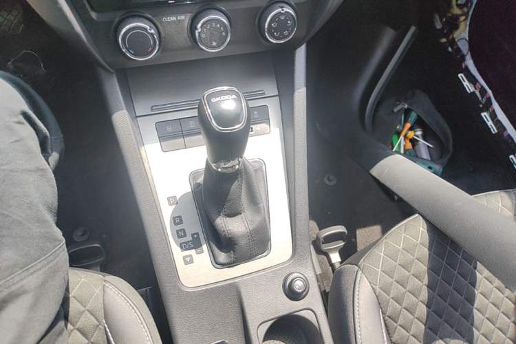 Used Skoda Octavia 2019 1.5L Automatic Smart Drive Luxury Edition China VI Standard Gear Lever