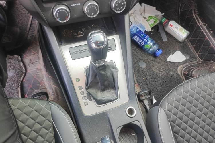 Used Skoda Octavia 2019 1.5L Automatic Luxury Edition Gear Lever