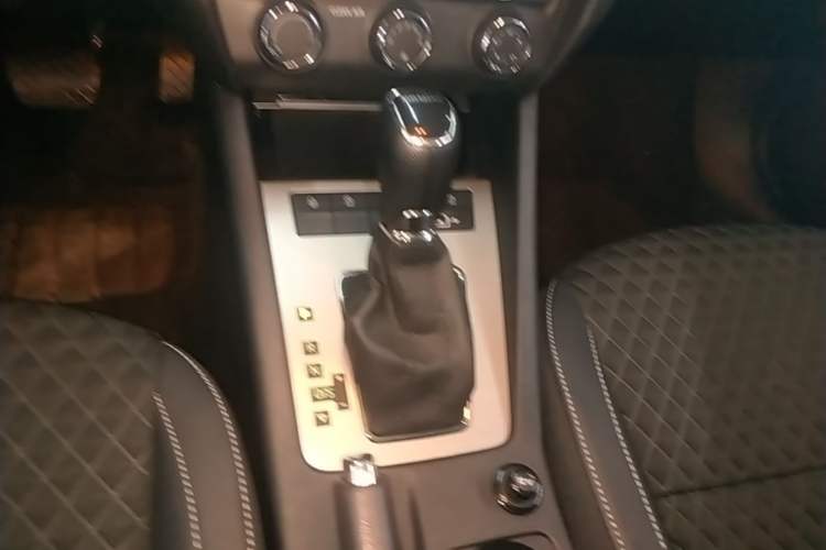 Used Skoda Octavia 2019 1.5L Automatic Smart Drive Luxury Edition China VI Standard Gear Lever