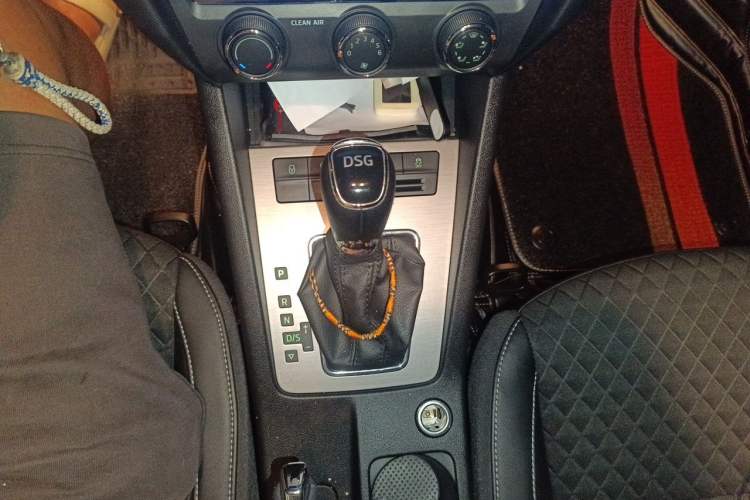 Used Skoda Octavia 2019 TSI280 DSG SmartDrive Luxury Edition China VI Gear Lever