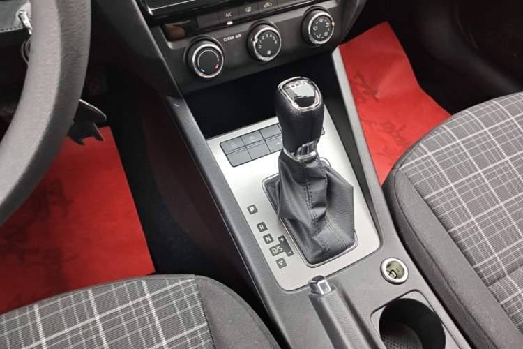 Used Skoda Octavia 2019 TSI230 DSG Smart & Comfort Edition China VI Standard Gear Lever